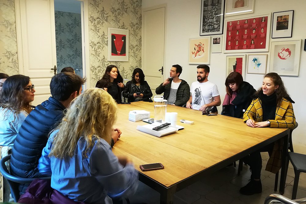 Los #Comploters reciben un briefing real en la agencia Evil Love